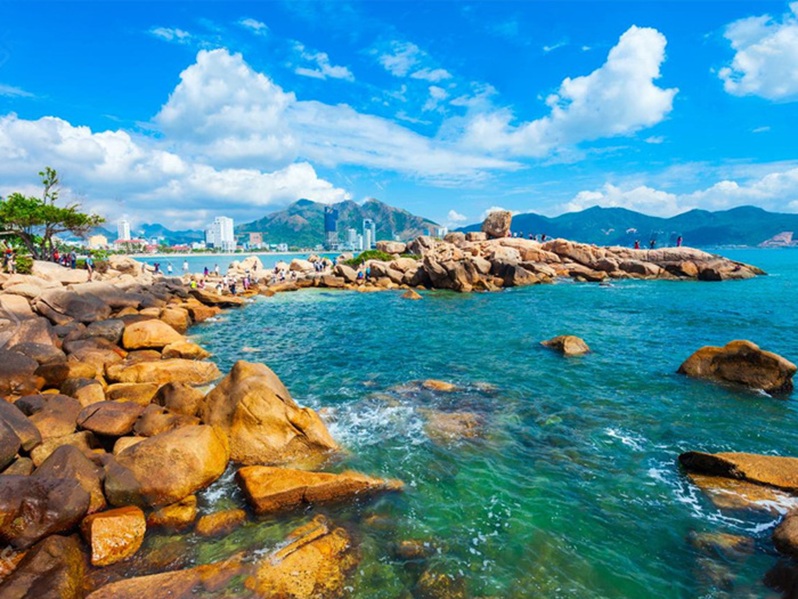Đứng từ Hòn Chồng, du khách có thể phóng tầm mắt bao quát vẻ đẹp thơ mộng của thành phố biển Nha Trang