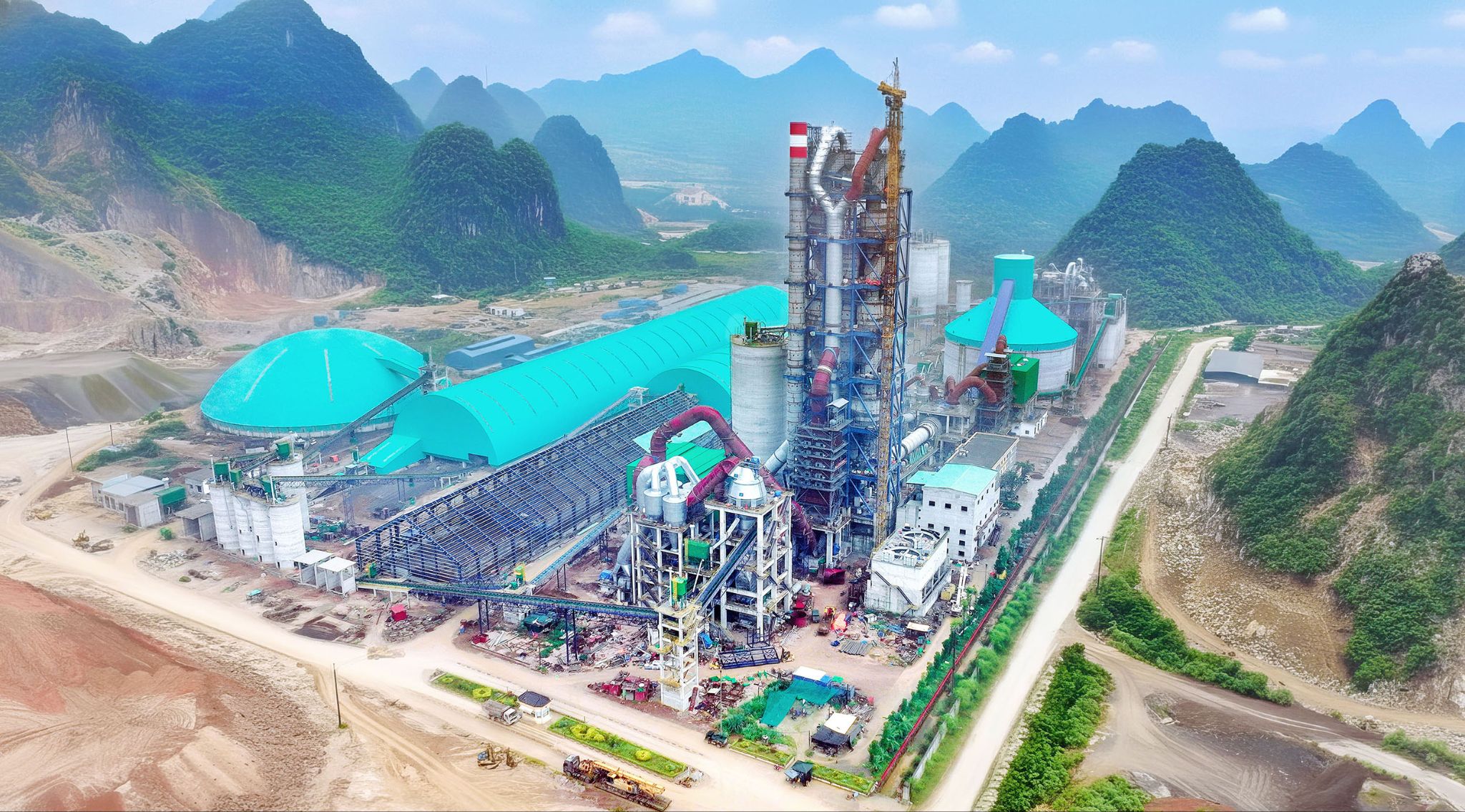 Máy nghiền đứng tuần hoàn nổi bật giữa khuôn viên nhà máy