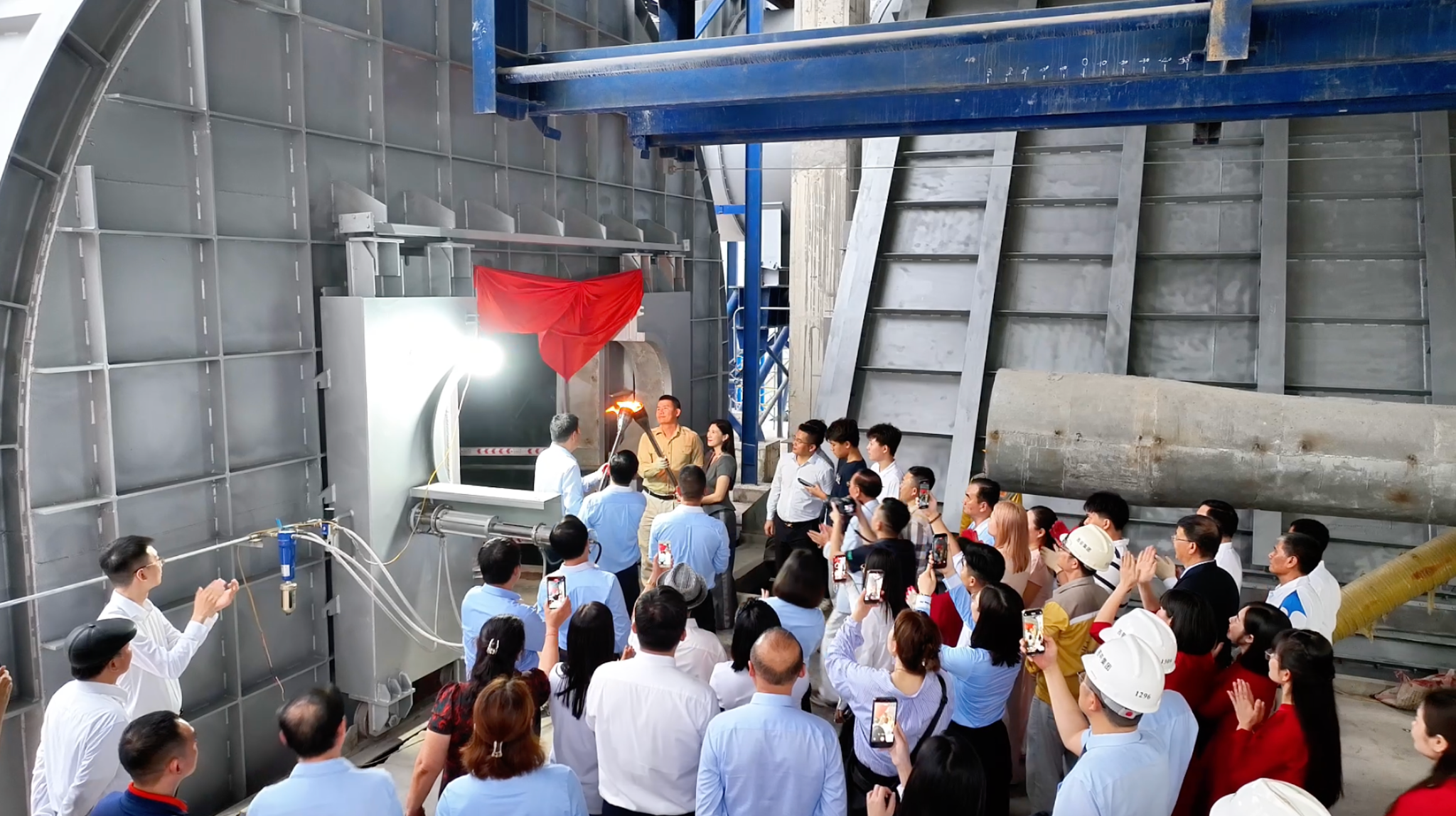 Khoảnh khắc ngọn lửa rực cháy chuẩn bị châm lên một “ngọn lửa lớn” trong lò