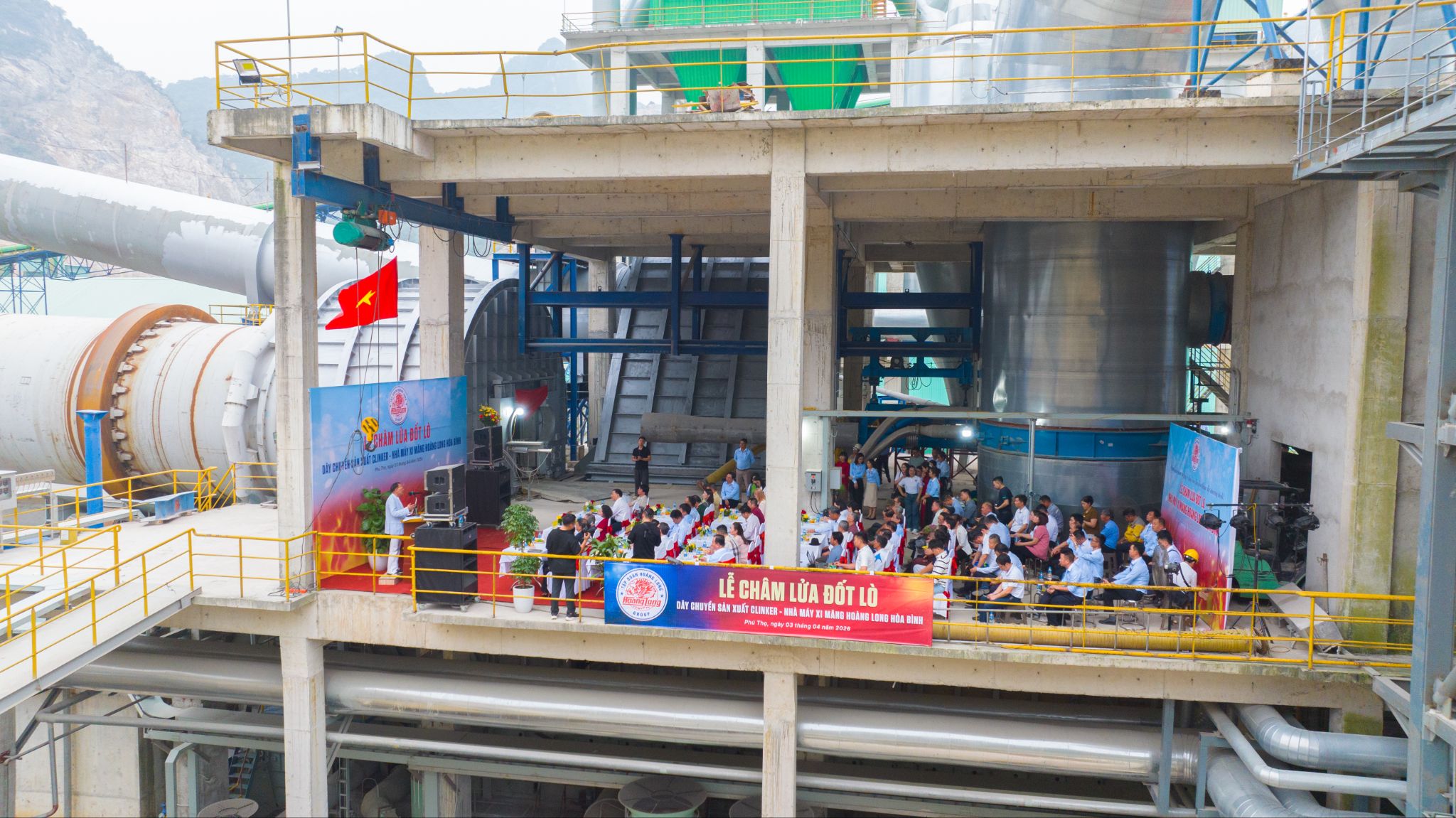 Lễ châm lửa khai lò đồng thời cũng khẳng định vị thế và năng lực cạnh tranh của nhà máy Xi măng Hoàng Long Hoà Bình
