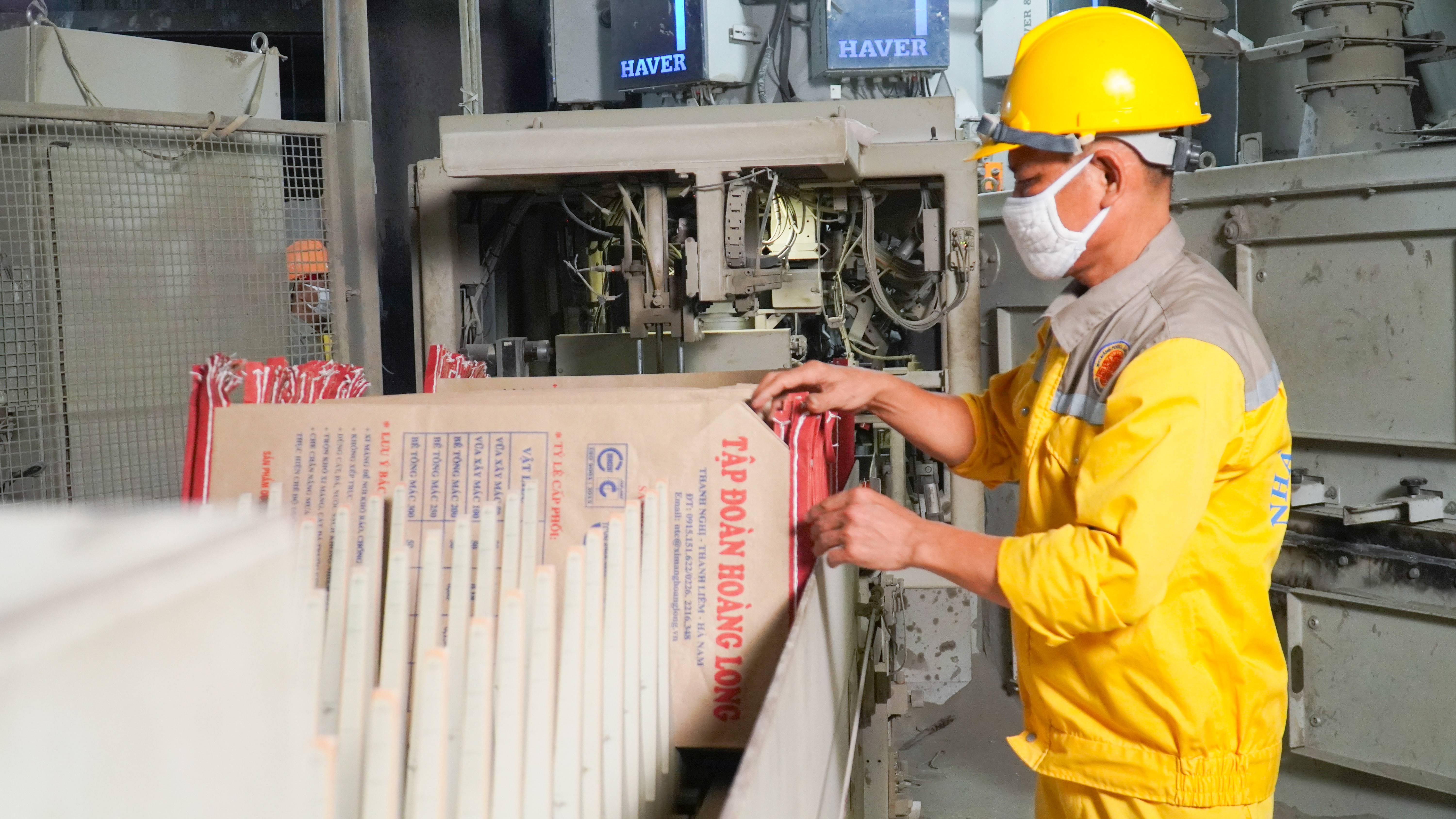 Khu đóng bao của nhà máy xi măng Hoàng Long vận hành công suất lớn để đáp ứng nhu cầu thị trường