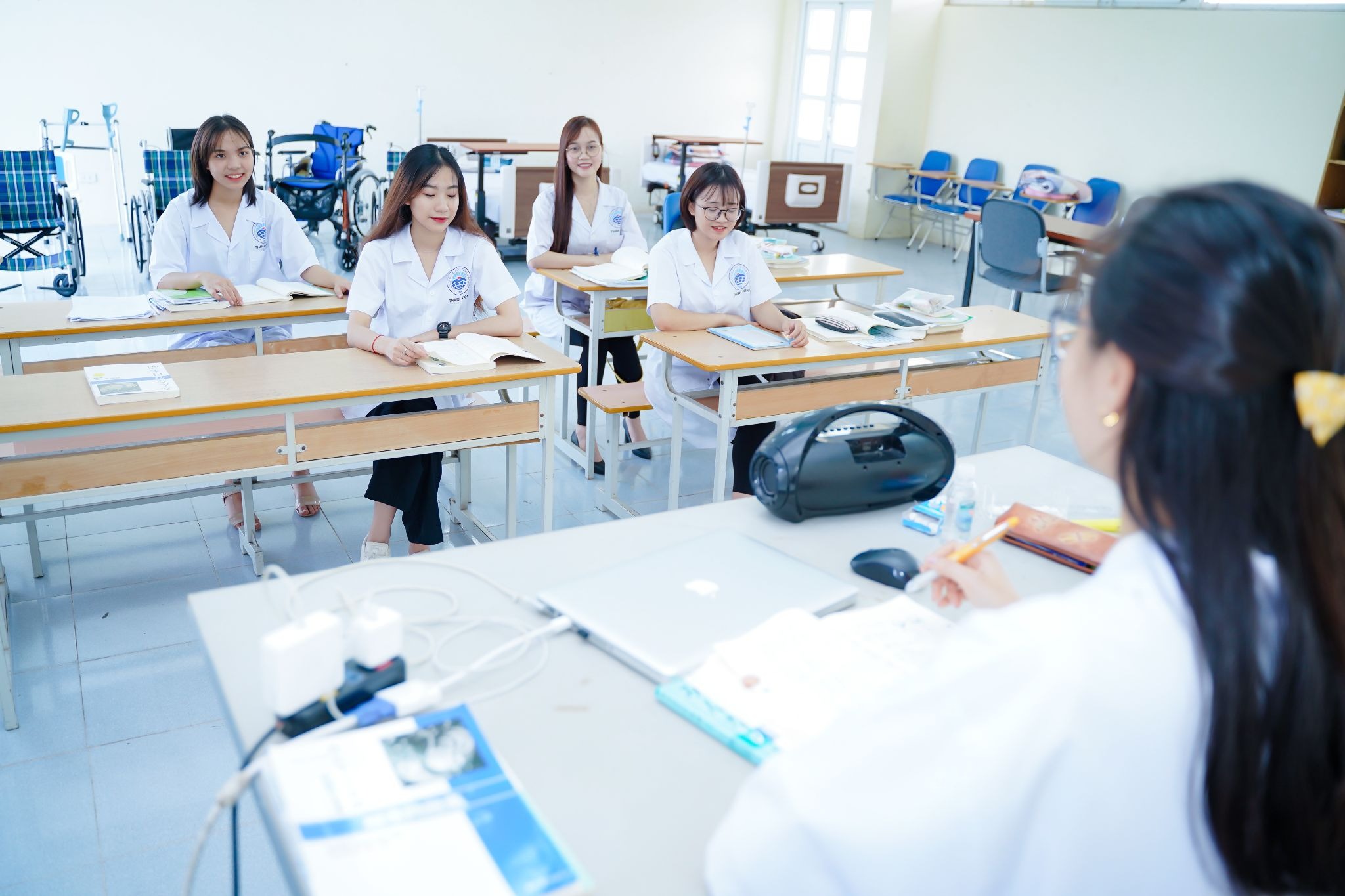 https://s-cnnt-cdn.aicms.vn/cnnt-media/26/5/22/tuyen-sinh-thac-si-dieu-duong-nam-2026--chuong-trinh-dao-tao-ung-dung-thuc-tien-tai-truong-dai-hoc-thanh-dong_6a101fd3bef0a.jpg?md5=8OhyGHdID8qYxc93E_05Kg&expires=1779685941