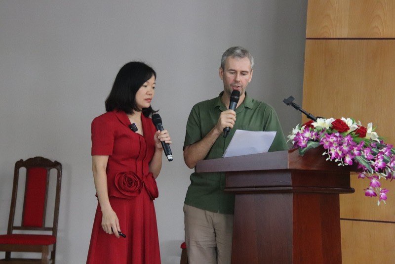 TS. Bayandin Roman – Trung tâm Virus và Công nghệ Sinh học Quốc gia Liên bang Nga trình bày nghiên cứu tại Hội thảo với nội dung “Đánh giá khả năng kháng virus và sự khác biệt vượt trội của sản phẩm Smart A”.