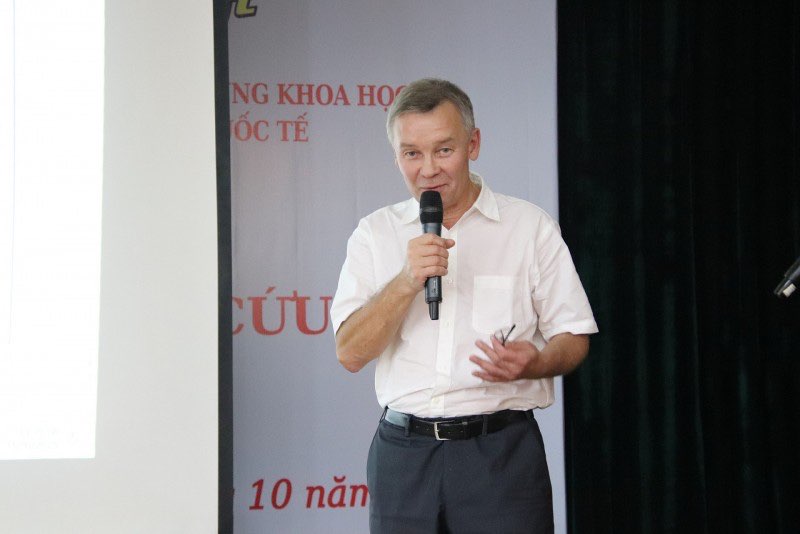 TS. Guzenkov Sergey Aleksandrovich – Viện Hàn lâm Khoa học Nga trình bày báo cáo “Tính ưu việt của sản phẩm Smart A khi sử dụng với vật liệu nha khoa”.