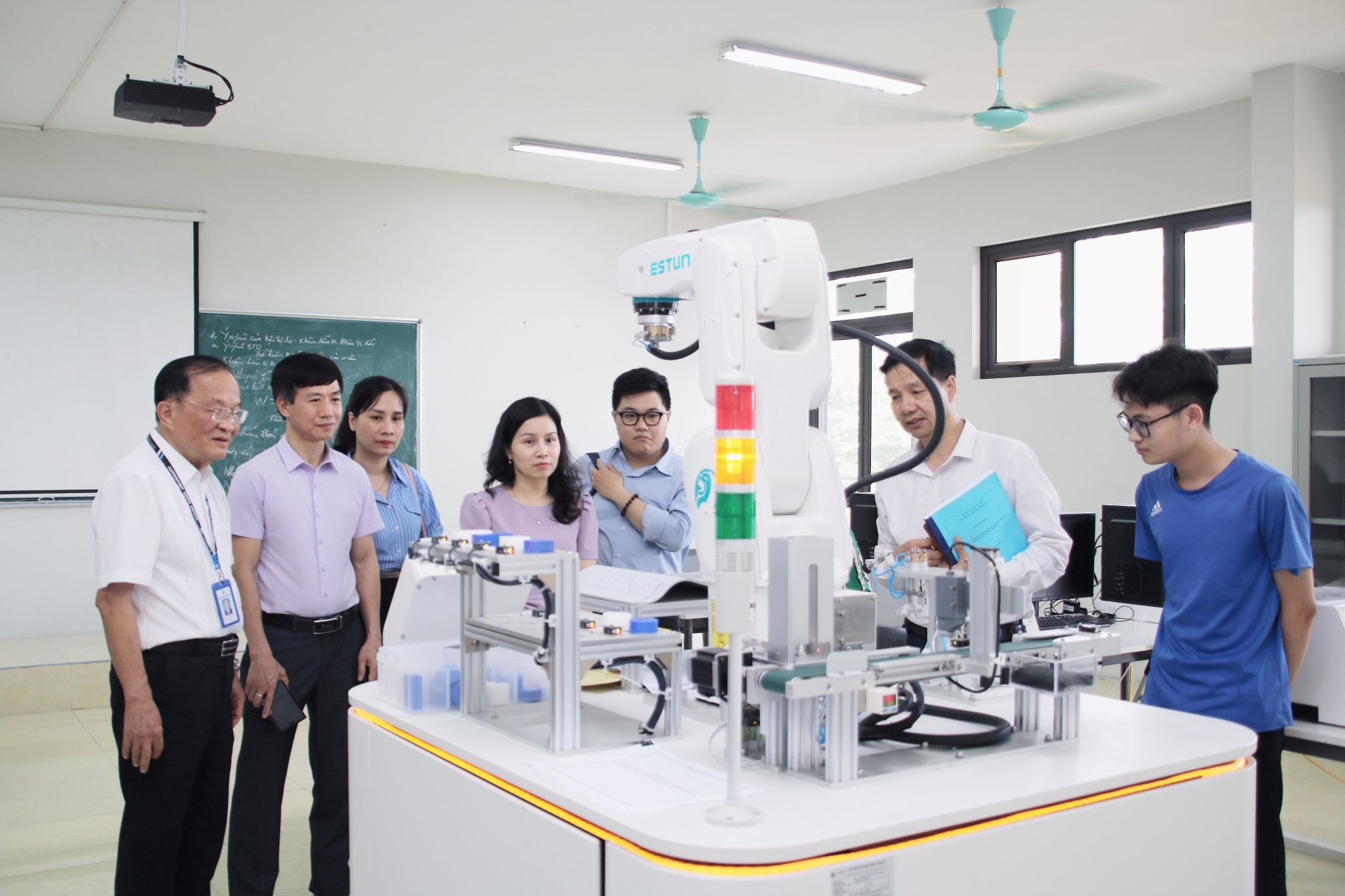 Chính sách học bổng mới hướng tới xây dựng đội ngũ kỹ sư, nhà khoa học đủ sức cạnh tranh quốc tế.