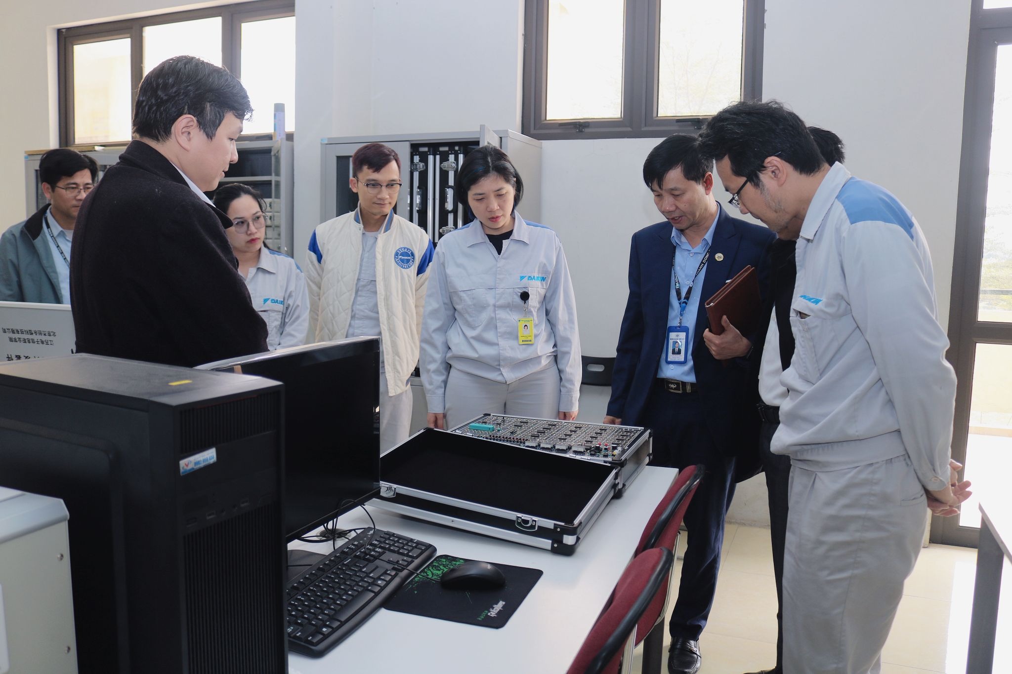 Sinh viên khối ngành STEM tại Trường Đại học Thành Đông được học tập trong môi trường thực hành gắn với các phòng thí nghiệm, xưởng công nghệ và hệ thống trang thiết bị chuyên ngành.