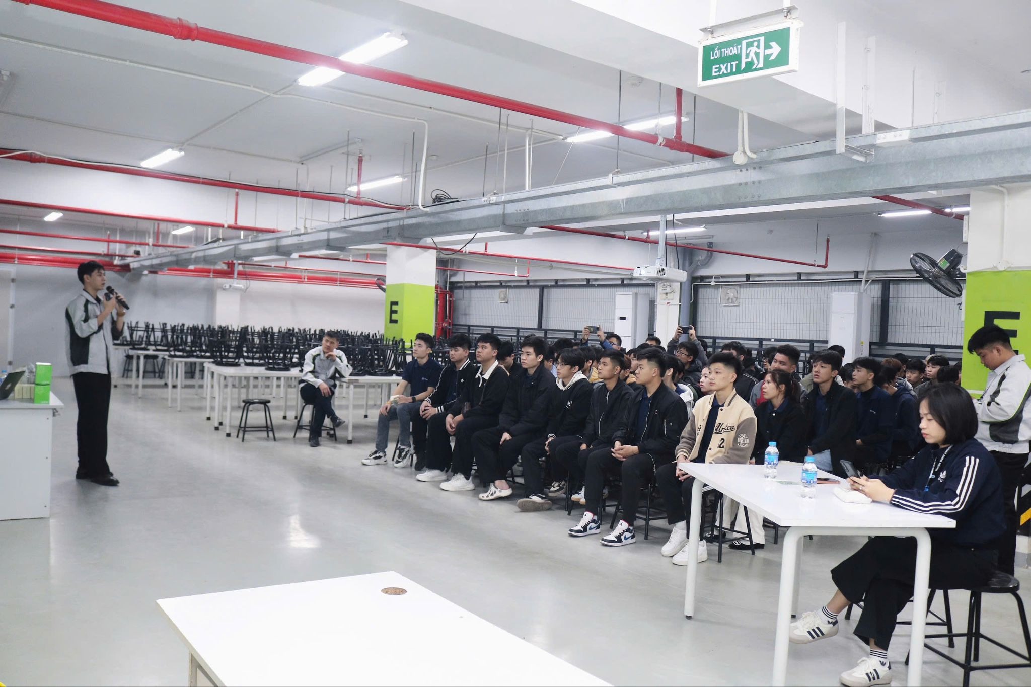 Sinh viên Trường Đại học Thành Đông tham gia chương trình thực tập tại doanh nghiệp, tiếp cận môi trường làm việc thực tế ngay trong quá trình học tập.