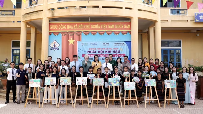 Chương trình “Tiến về phía trước” hỗ trợ trường học tại vùng cao Quảng Trị cải thiện cơ sở vật chất theo hướng an toàn, thích ứng với biến đổi khí hậu, đồng thời nâng cao nhận thức và kỹ năng bảo vệ môi trường cho học sinh.