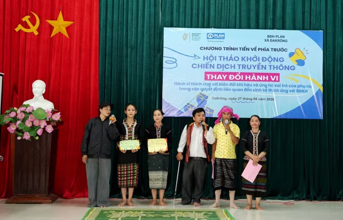 Học sinh vùng cao Quảng Trị tham gia hoạt động thích ứng biến đổi khí hậu tại trường học.