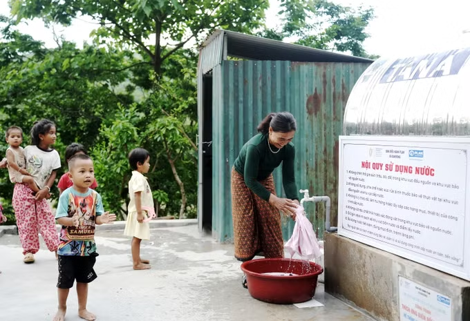 Người dân xã Đakrông tham gia hoạt động truyền thông thay đổi hành vi về thích ứng biến đổi khí hậu do phụ nữ dẫn dắt. Chương trình góp phần nâng cao nhận thức cộng đồng về bình đẳng giới và phát triển bền vững.