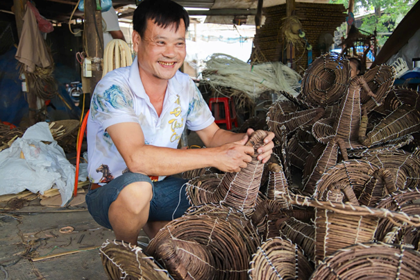  Anh Lê Văn Giang – chủ cơ sở mây tre đan Giang Huyền, chia sẻ tại xưởng sản xuất