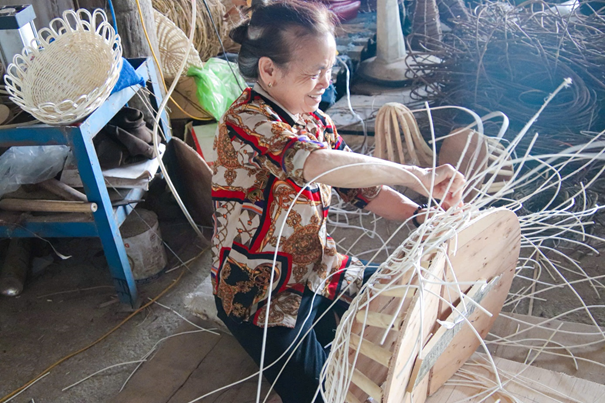 Cô Đáng (sinh năm 1956), thợ lành nghề với gần 40 năm gắn bó qua hai thế hệ chủ xưởng, tỉ mẩn bên từng phôi đan