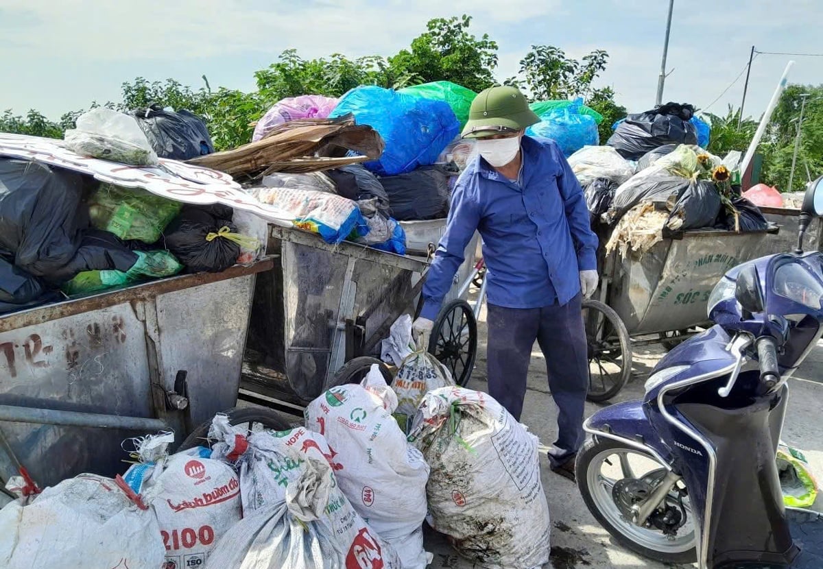 Cán bộ, hội viên Hội Nông dân xã Sóc Sơn tham gia thu gom, phân loại vỏ bao bì và chai lọ thuốc bảo vệ thực vật đã qua sử dụng trên các cánh đồng. Hoạt động góp phần giảm thiểu ô nhiễm môi trường và lan tỏa mô hình “Cánh đồng không rác thải”.