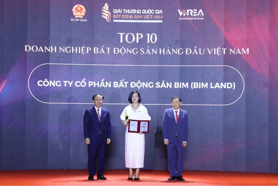 Thứ trưởng Bộ Xây dựng Nguyễn Văn Sinh (trái) và Chủ tịch Hiệp hội Bất động sản Việt Nam Nguyễn Văn Khôi vinh danh doanh nghiệp tối ngày 2/6/2026  