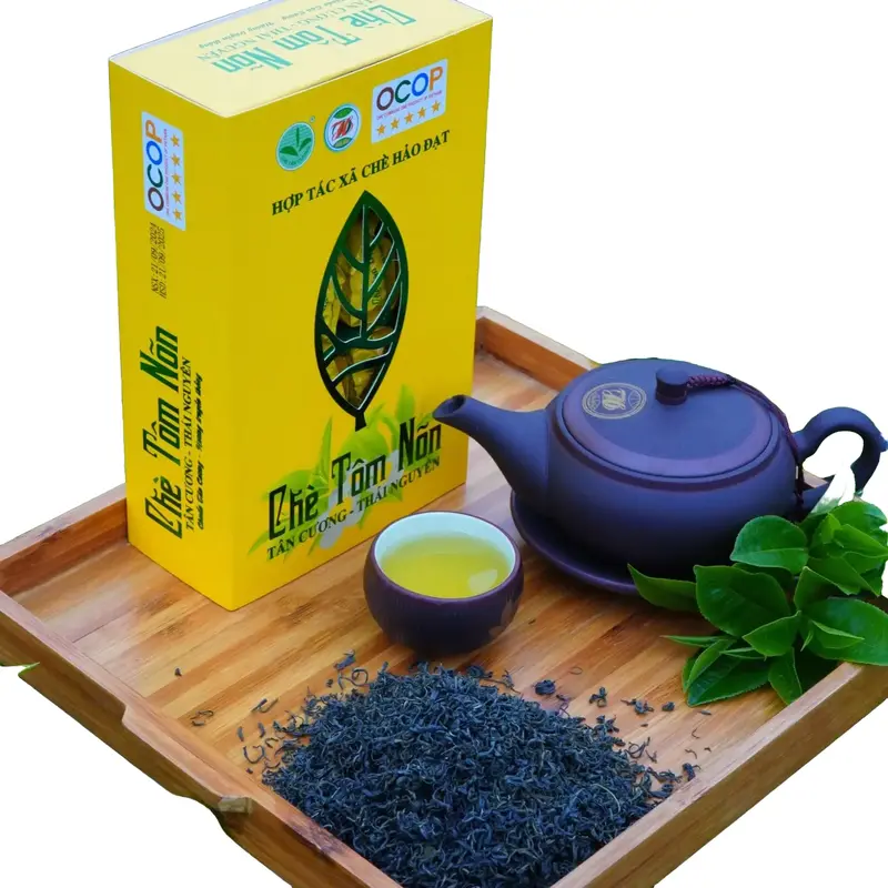 Chè tôm nõn Hảo Đạt được chế biến từ những búp chè non tuyển chọn, mang hương cốm đặc trưng cùng hậu vị ngọt sâu, là sản phẩm OCOP 5 sao tiêu biểu của Thái Nguyên.