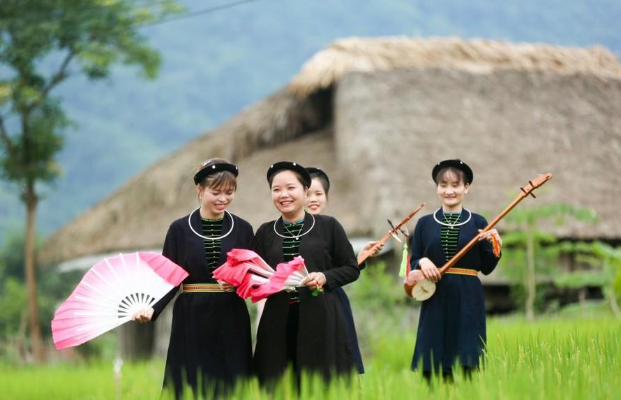 Du khách tham gia các hoạt động trải nghiệm văn hóa bản địa như hát then, thưởng thức ẩm thực truyền thống và tìm hiểu đời sống của đồng bào dân tộc Tày.