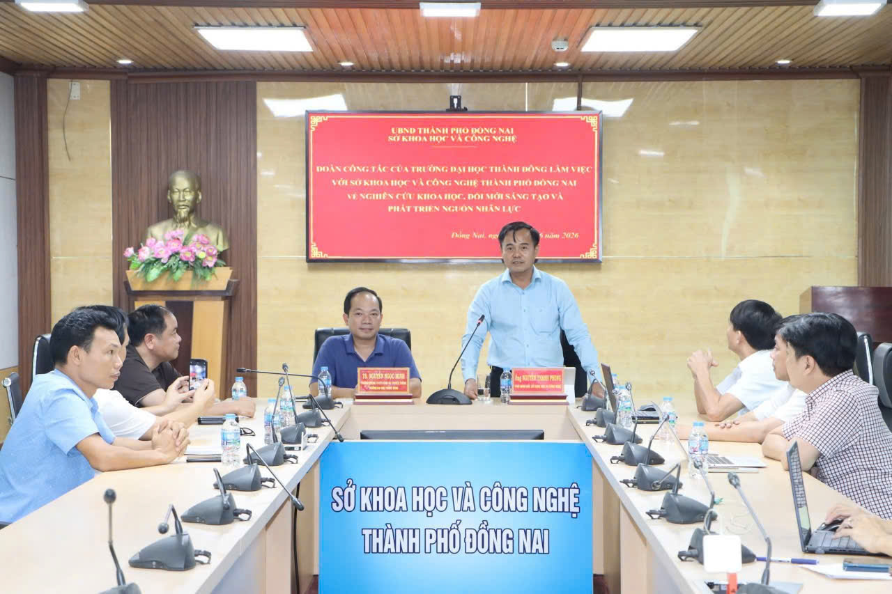 Ông Nguyễn Thanh Phong - Phó Giám đốc Sở Khoa học và Công nghệ giới thiệu về tình hình kinh tế chính trị và đổi mới sau khi sáp nhập và nâng lên thành TP. Đồng Nai.