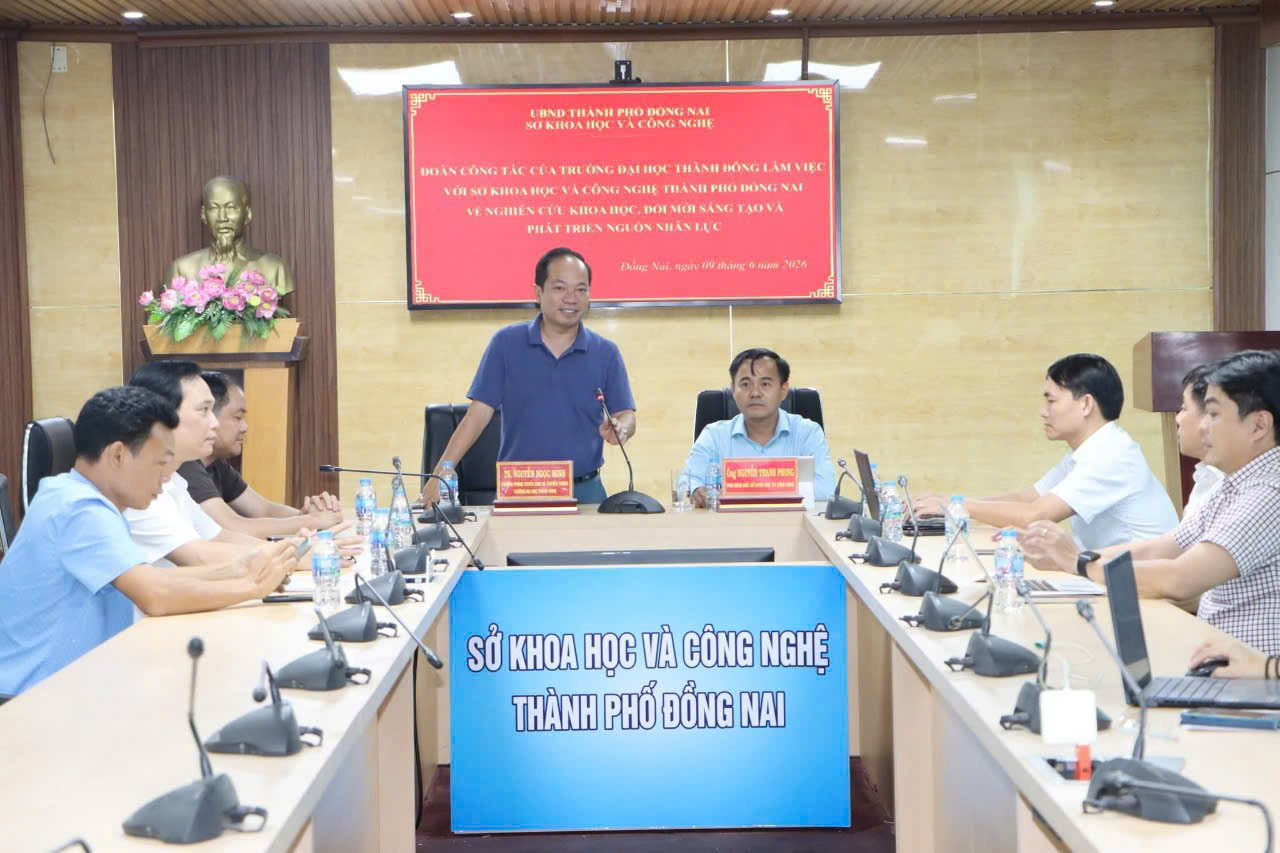Ông Nguyễn Ngọc Minh giới thiệu đôi nét về Trường Đại học Thành Đông, các mã ngành và chuyên ngành của trường