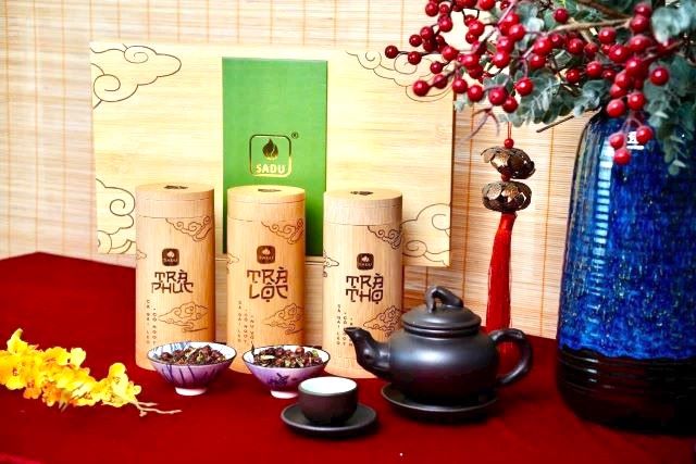 Bộ sản phẩm Trà Phúc, Trà Lộc và Trà Thọ kết hợp giữa chất lượng trà cao cấp với triết lý văn hóa Á Đông về hạnh phúc, thịnh vượng và trường thọ.