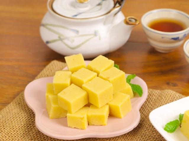 Bánh đậu xanh từ lâu đã trở thành biểu tượng ẩm thực của Hải Dương, nổi tiếng với hương vị thơm bùi và độ mềm mịn đặc trưng.