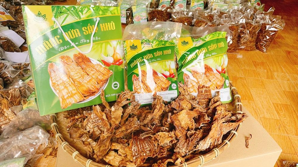 Măng nứa khô nấu ngay là sản phẩm OCOP 5 sao giúp rút ngắn thời gian chế biến nhưng vẫn giữ được hương vị đặc trưng của măng rừng Tây Bắc.