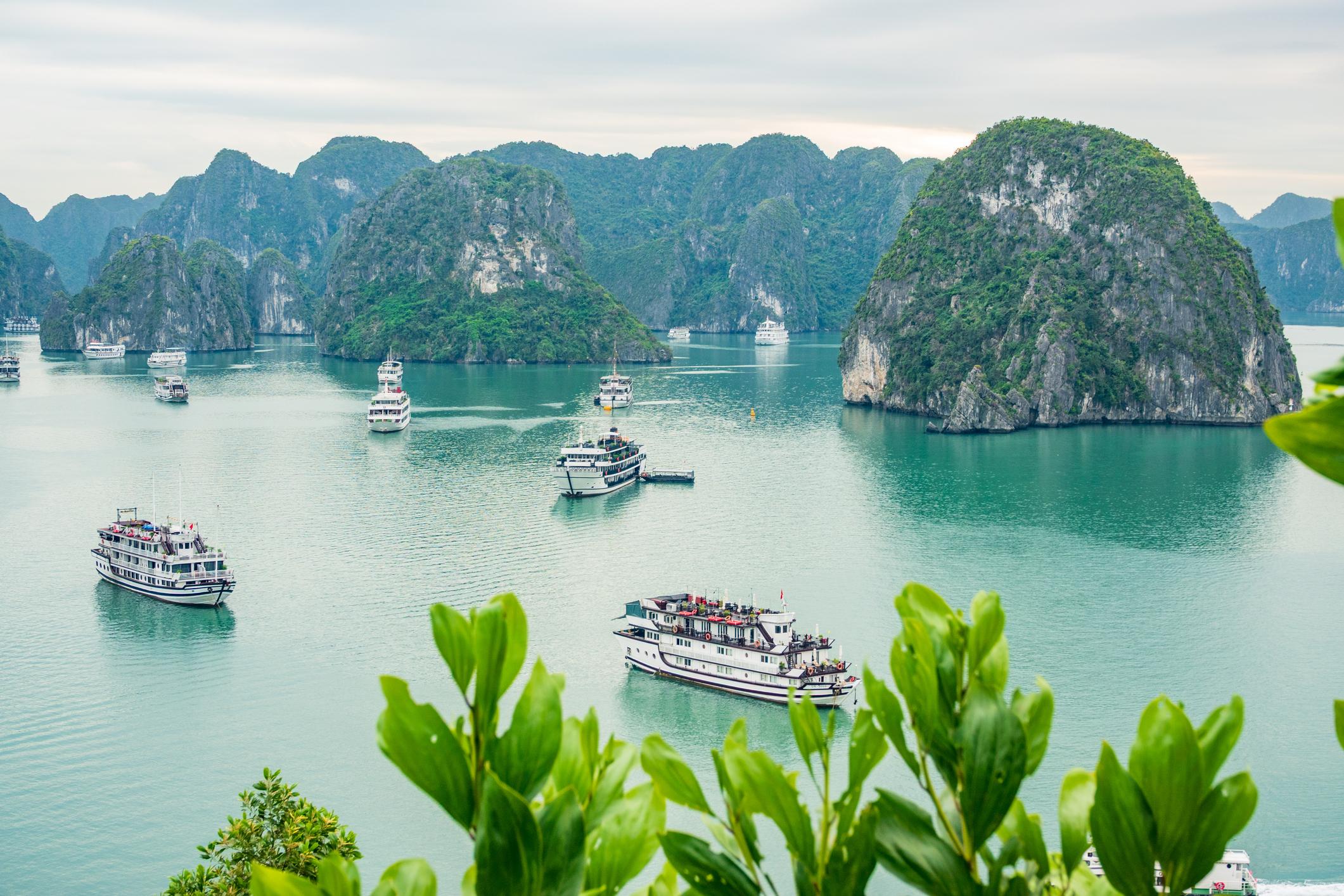Vịnh Hạ Long – Di sản thiên nhiên thế giới, biểu tượng của Quảng Ninh và là vùng đất sản sinh nhiều sản phẩm OCOP 5 sao mang đậm bản sắc địa phương.