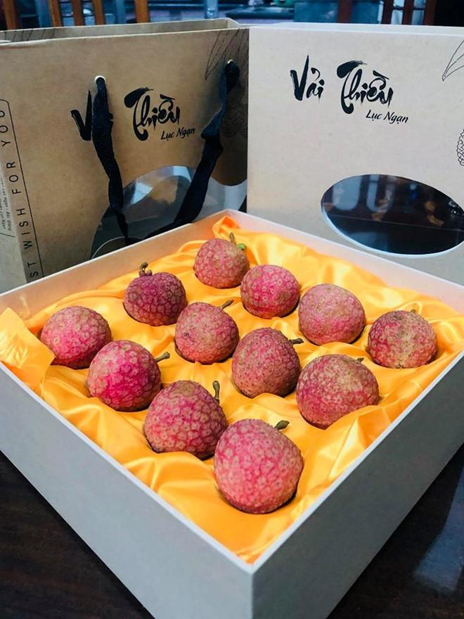 Vải thiều Lục Ngạn Hồng Xuân nổi bật với vỏ đỏ tươi, cùi dày, hạt nhỏ và vị ngọt thanh đặc trưng, được công nhận OCOP 5 sao quốc gia năm 2024.