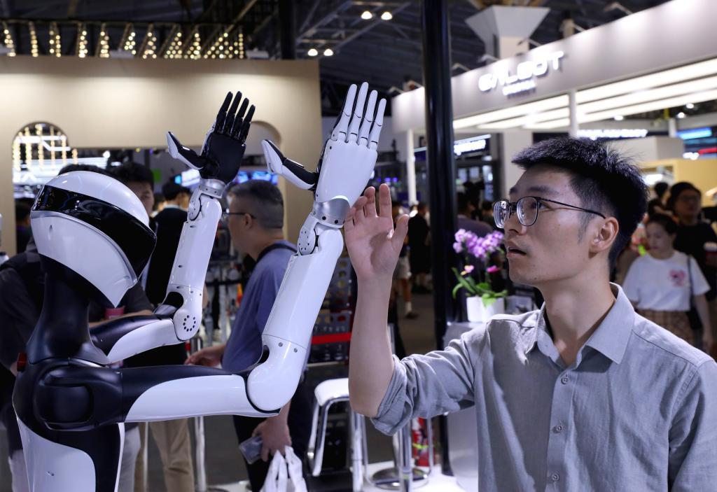 Khách tham quan trải nghiệm robot hình người tại một triển lãm công nghệ ở Thượng Hải, phản ánh tốc độ phát triển mạnh mẽ của ngành trí tuệ nhân tạo Trung Quốc.