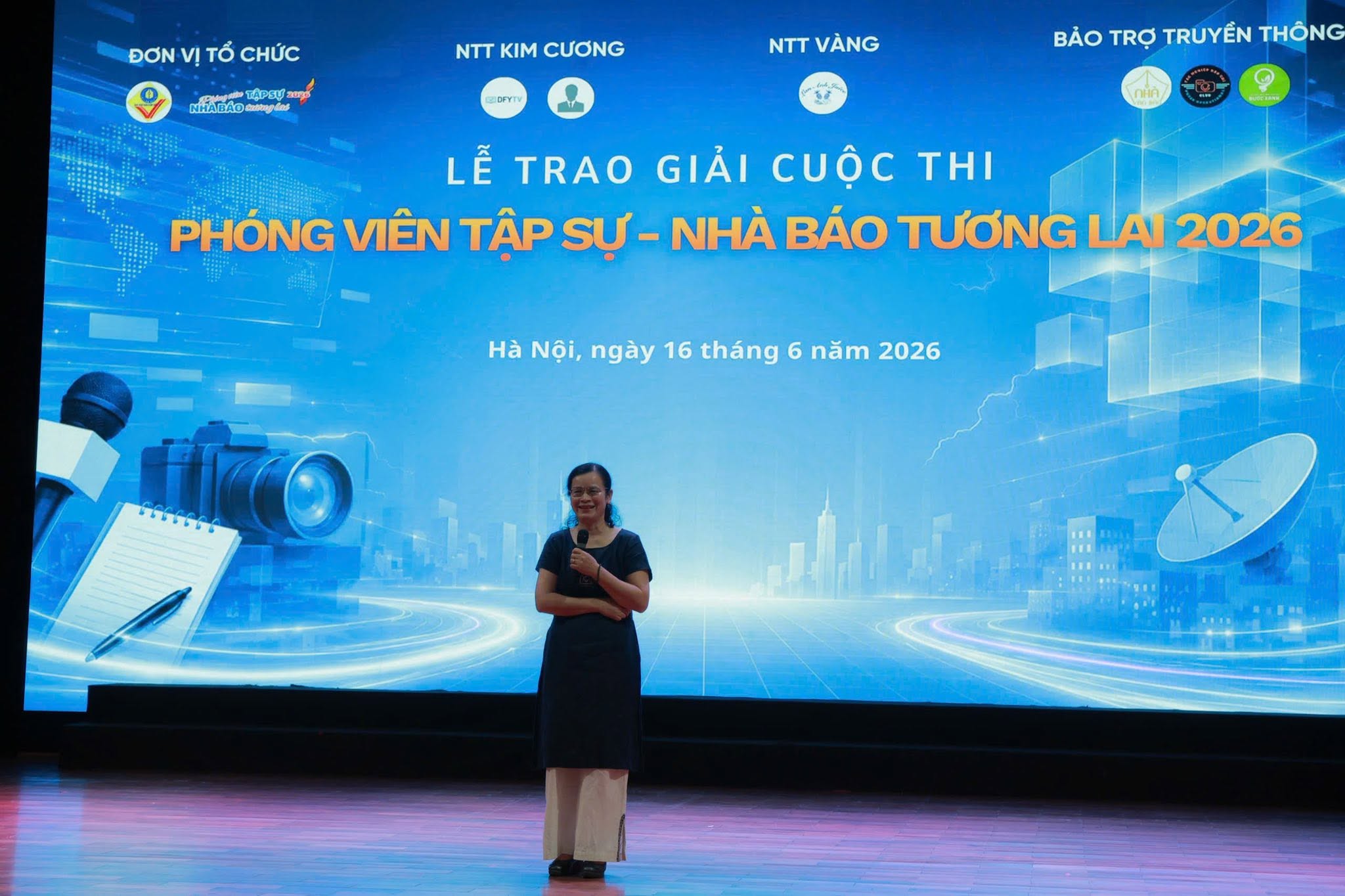Tiến sĩ Đỗ Thị Thu Thủy, Trưởng khoa Viết văn-Báo chí, Trường đại học Văn hóa Hà Nội phát biểu tại cuộc thi.