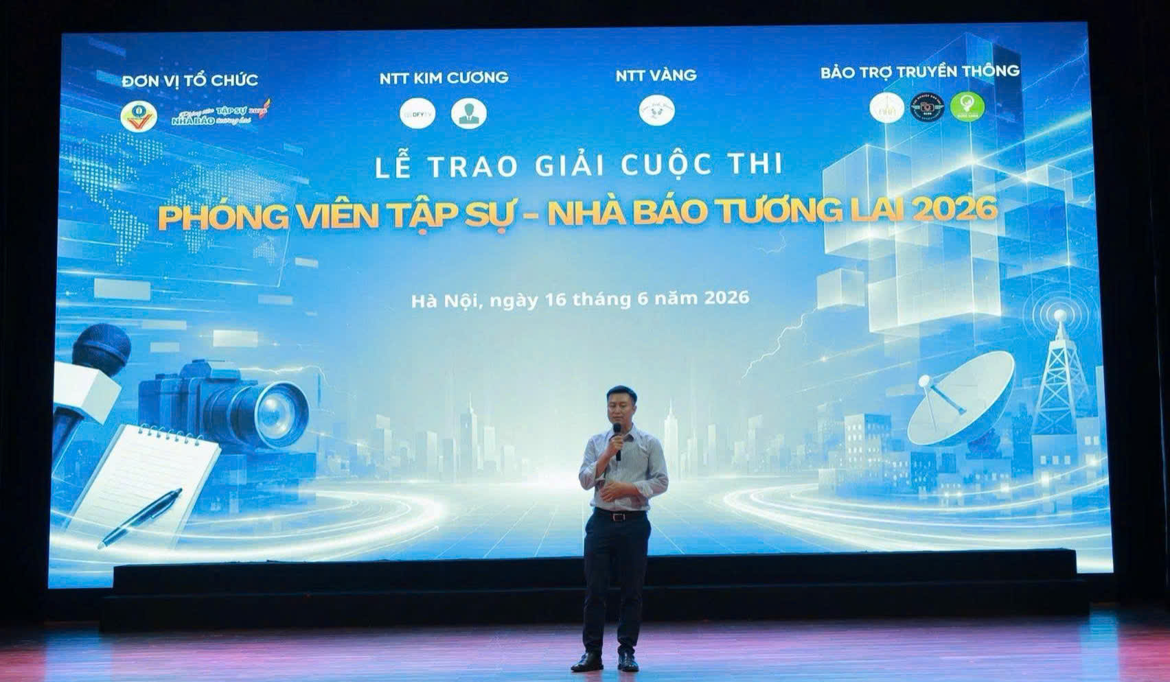 Nhà báo Nguyễn Hoàng Nhật, Phó trưởng Ban Nhân Dân điện tử giữ vai trò Trưởng Ban giám khảo.