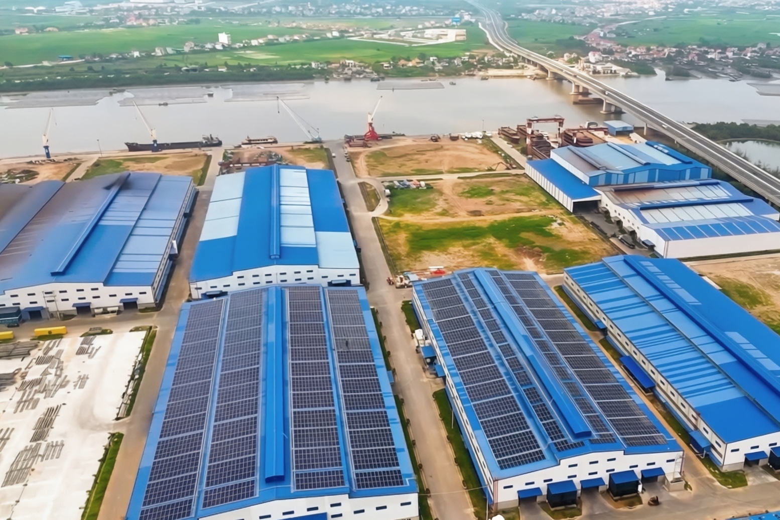 Cán bộ ngành Điện trao đổi với đại diện Công ty Cổ phần Đóng tàu và Vận tải biển Nam Phát về việc vận hành, khai thác hiệu quả hệ thống điện mặt trời mái nhà nhằm bảo đảm nguồn điện ổn định phục vụ sản xuất.