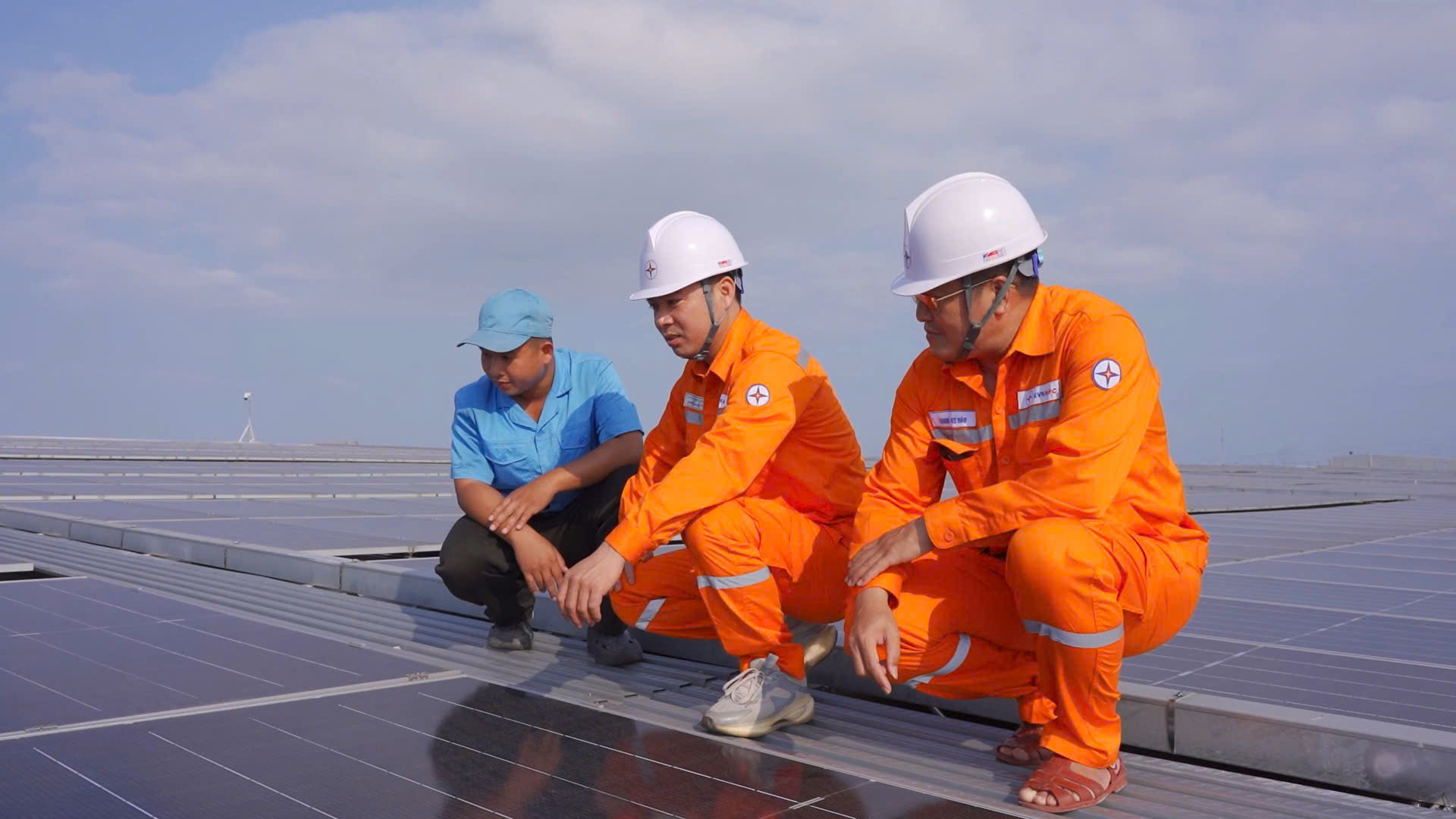 Cán bộ kỹ thuật kiểm tra, giám sát vận hành hệ thống điện mặt trời mái nhà tại doanh nghiệp sản xuất, bảo đảm nguồn điện ổn định phục vụ hoạt động sản xuất kinh doanh.