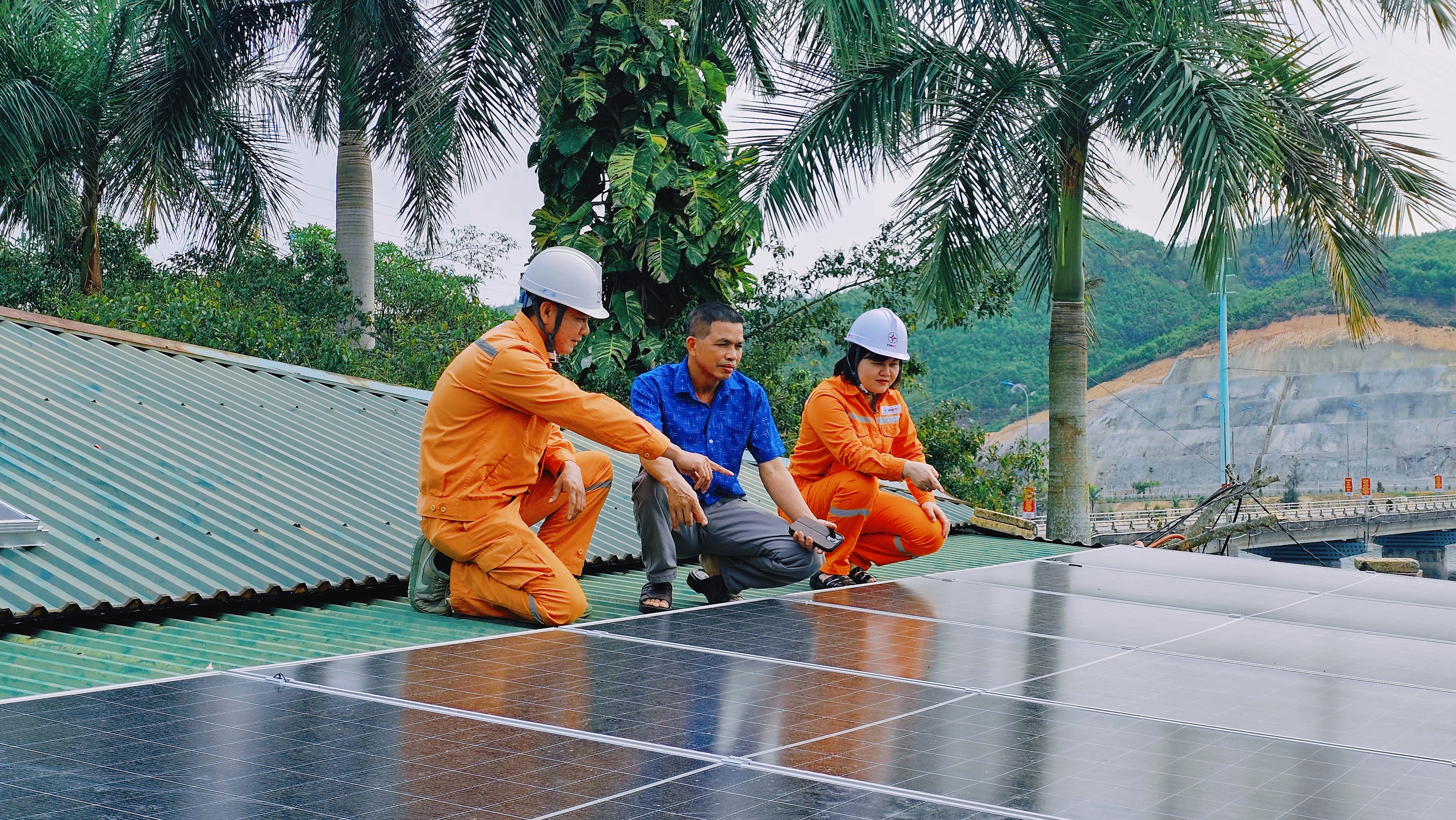 Cán bộ ngành Điện tư vấn, hỗ trợ khách hàng vận hành hệ thống điện mặt trời mái nhà phục vụ nuôi trồng thủy sản tại đặc khu Vân Đồn.