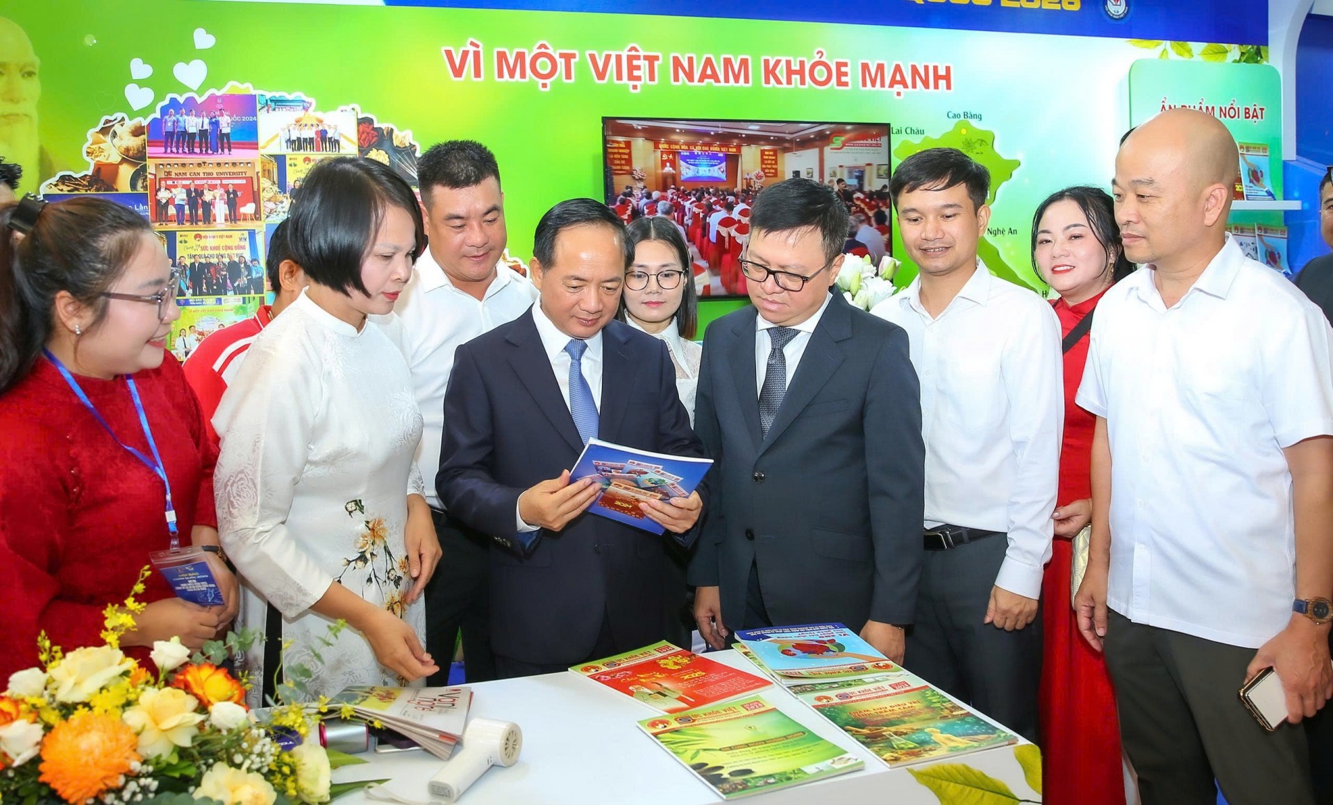 Lãnh đạo Đảng, Nhà nước và Hội Nhà báo Việt Nam tham quan, tìm hiểu các ấn phẩm nổi bật của Tạp chí Sức khỏe Việt tại ngày khai mạc Hội Báo toàn quốc 2026.