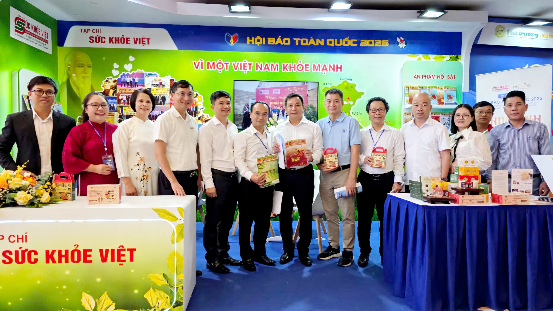 Tập thể cán bộ, phóng viên, biên tập viên Tạp chí Sức khỏe Việt chụp ảnh lưu niệm cùng khách mời, đối tác tại Hội Báo toàn quốc 2026.