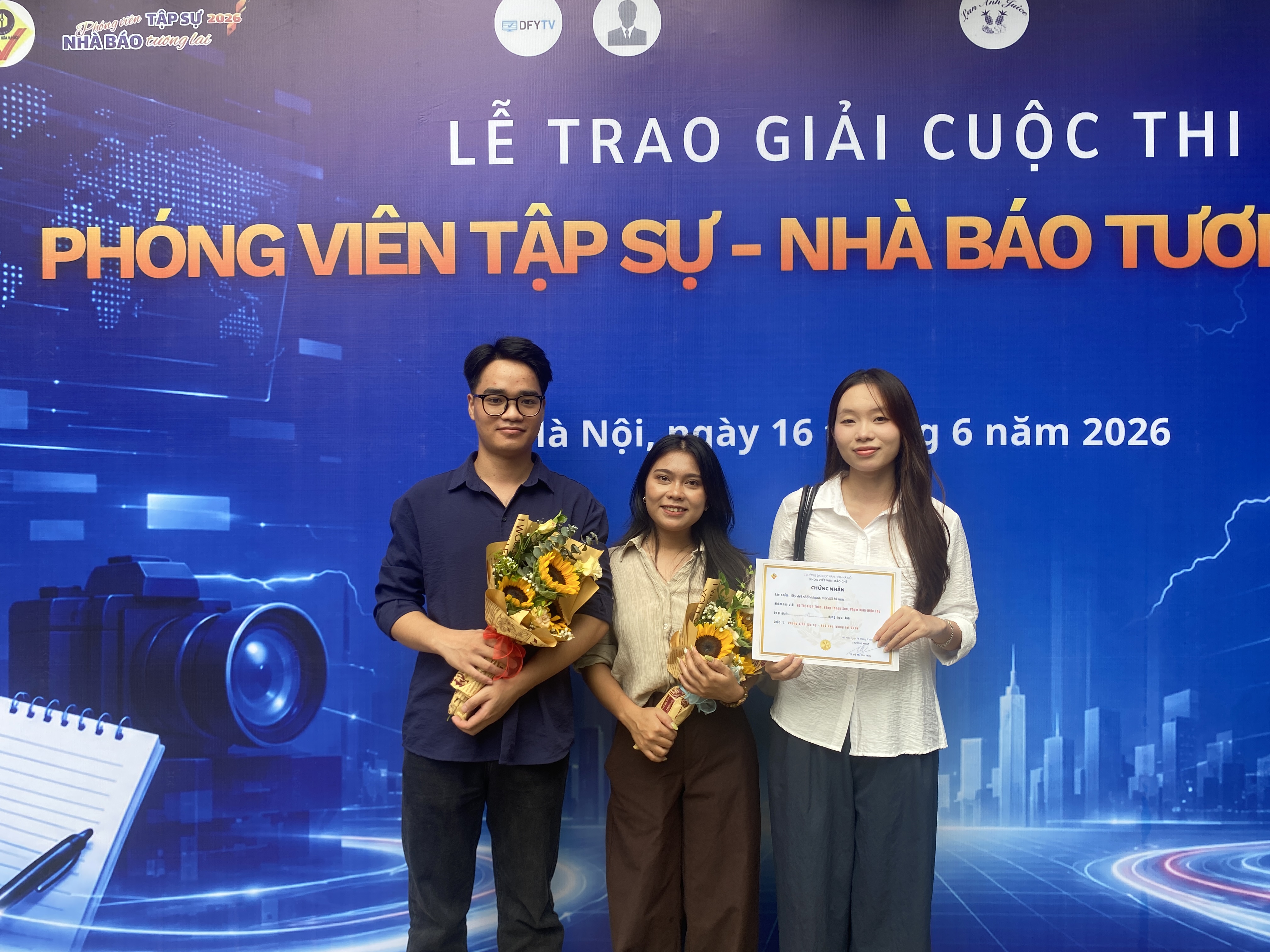 Các thành viên nhóm “Một đời nhặt nhạnh, một đời hy sinh” xuất sắc đạt giải A trong cuộc thi Phóng viên tập sự - Nhà báo tương lai 2026.