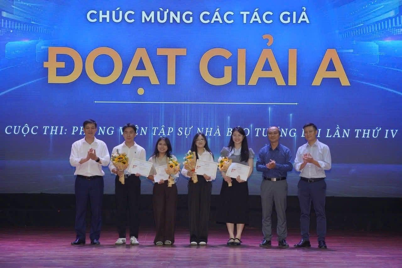 Đại diện 4 nhóm tác giải đạt giải A thuộc 4 hạng mục lên nhận giải thưởng
