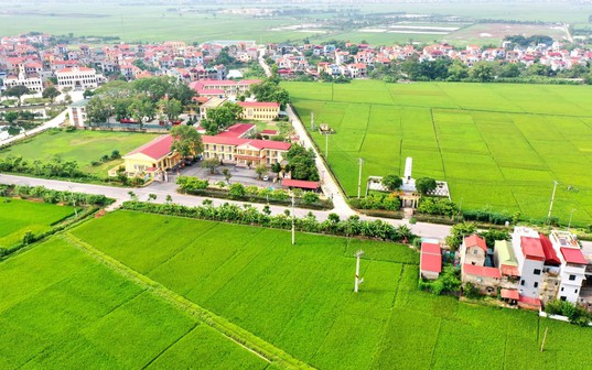 Hạ tầng nông thôn được đầu tư đồng bộ với hệ thống giao thông, trường học và các công trình công cộng khang trang. Giai đoạn 2026-2030, Chương trình xây dựng nông thôn mới được định hướng theo hướng hiện đại, nâng cao chất lượng và lượng hóa hiệu quả thực hiện.