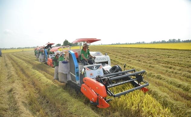 Việc đưa máy cày và thiết bị cơ giới vào đồng ruộng giúp giảm sức lao động và tăng năng suất canh tác.