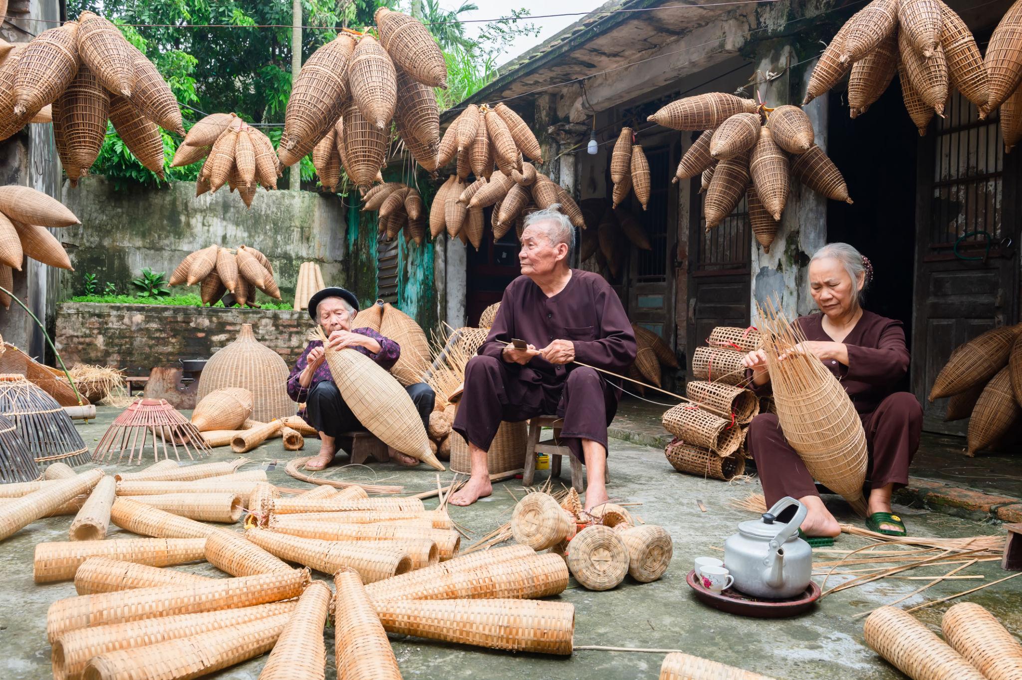 Nghề truyền thống không chỉ tạo sinh kế cho người dân mà còn lưu giữ những giá trị văn hóa đặc sắc của làng quê Việt Nam qua nhiều thế hệ.