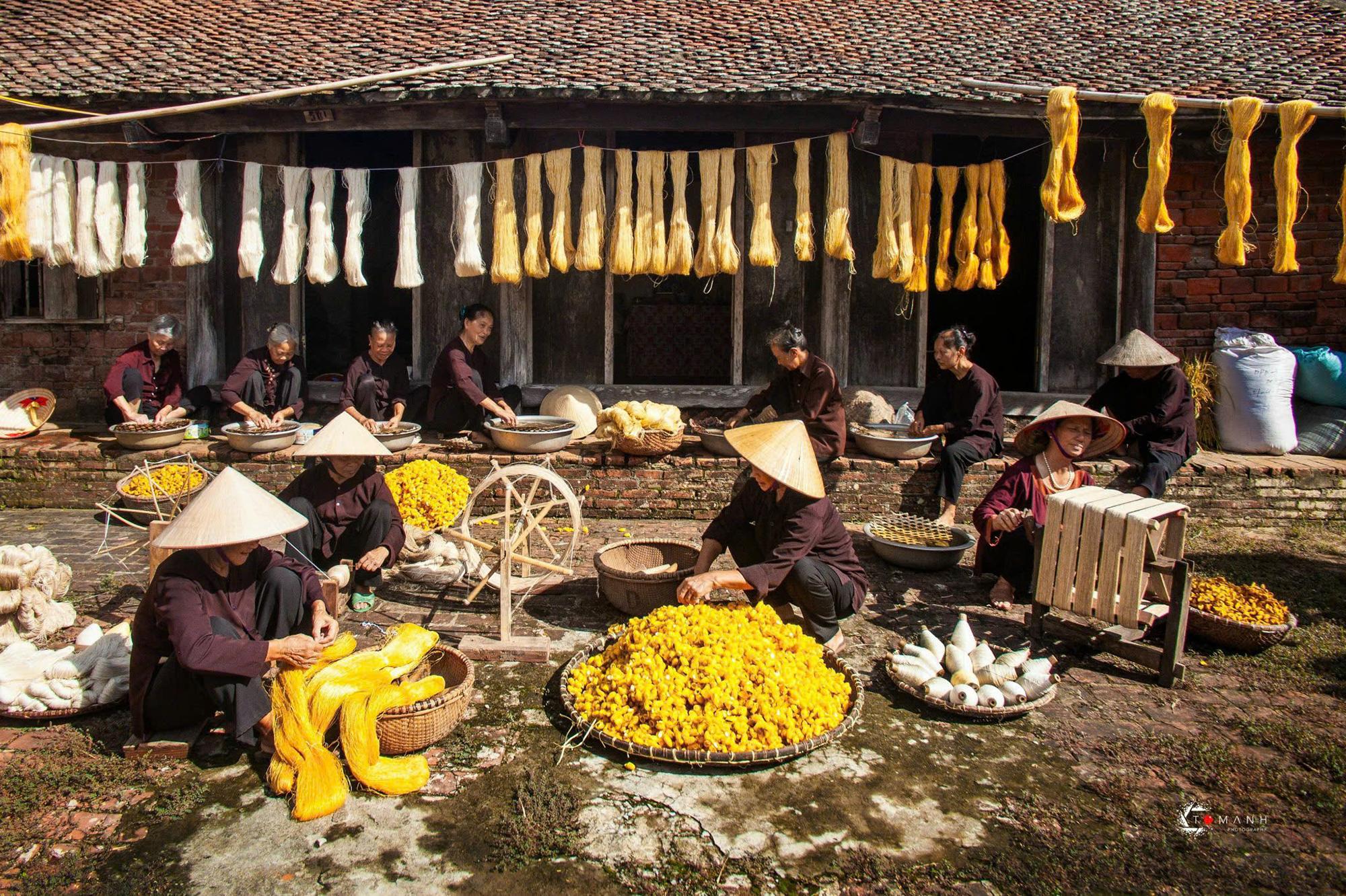 Người thợ làng nghề thực hiện các công đoạn sản xuất thủ công bằng những kỹ thuật được truyền qua nhiều thế hệ.