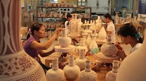 Các làng nghề truyền thống quanh Hà Nội đang trở thành điểm đến hấp dẫn đối với du khách yêu thích văn hóa và trải nghiệm bản địa.