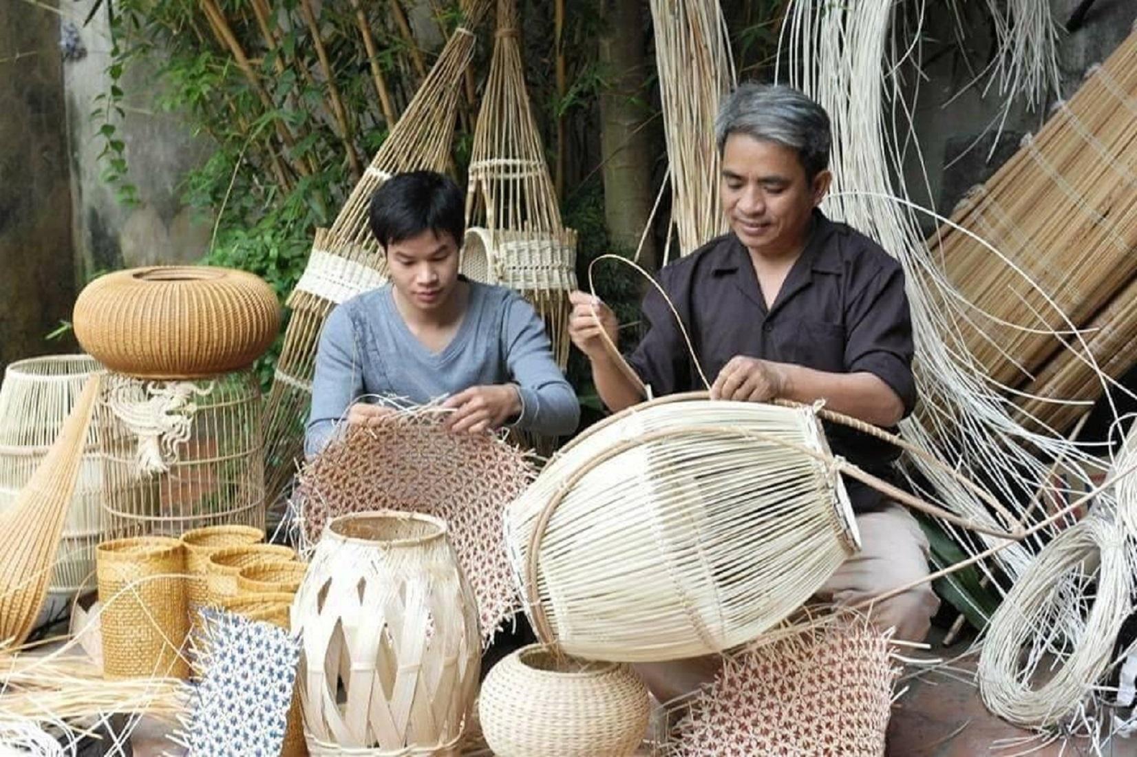 Nghệ nhân Phú Vinh thực hiện các công đoạn đan lát thủ công để tạo ra những sản phẩm phục vụ thị trường trong nước và xuất khẩu.