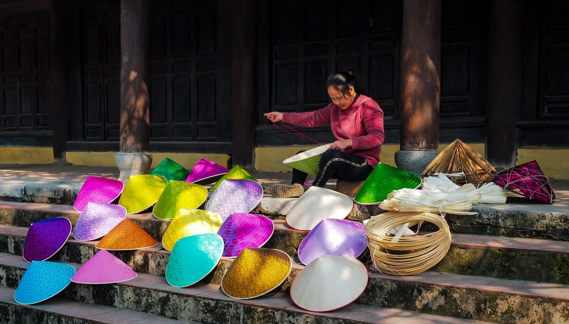 Nghề làm nón lá ở làng Chuông vẫn được gìn giữ như một phần của văn hóa làng quê Bắc Bộ.