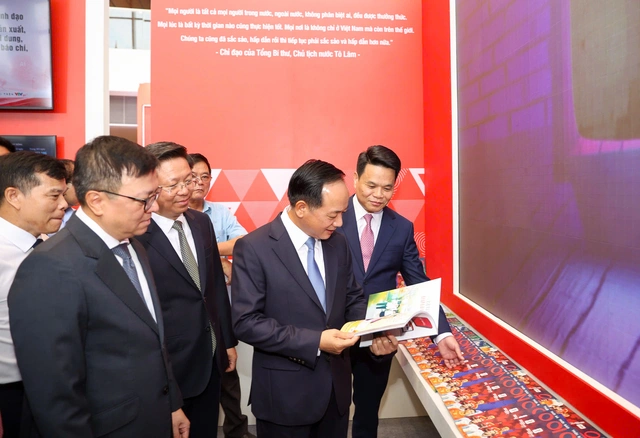 Đồng chí Trịnh Văn Quyết cùng lãnh đạo Hội Nhà báo Việt Nam tham quan các gian trưng bày tại Hội Báo toàn quốc 2026, tìm hiểu những thành tựu nổi bật của báo chí Việt Nam trong thời kỳ chuyển đổi số.