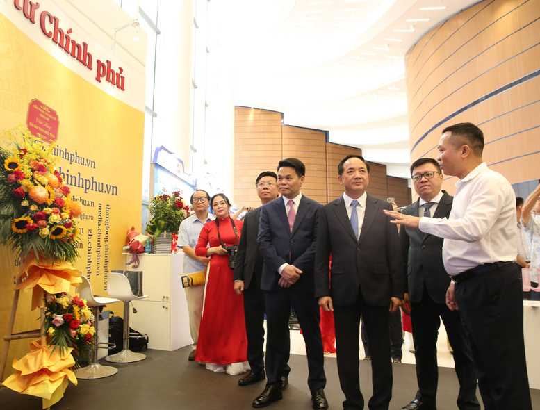 Tổng Giám đốc Cổng Thông tin điện tử Chính phủ, Tổng Biên tập Báo Điện tử Chính phủ Nguyễn Hồng Sâm giới thiệu những sản phẩm truyền thông số tại gian trưng bày của Cổng Thông tin điện tử Chính phủ.