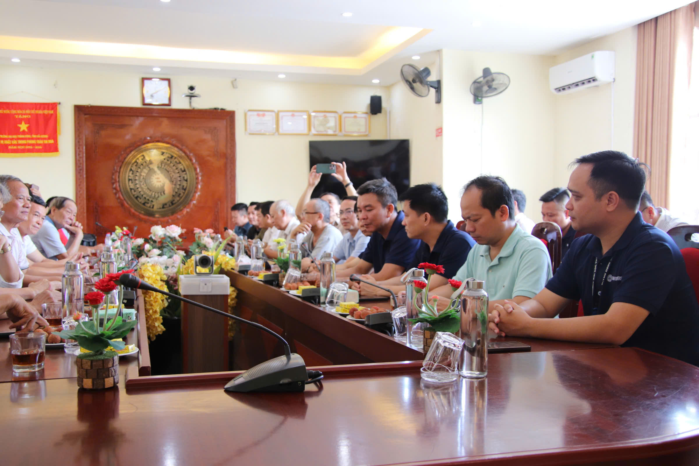 Đông đảo đại biểu tham dự chương trình ký kết hợp tác giữa Trường Đại học Thành Đông và Tạp chí Công nghiệp Nông thôn.