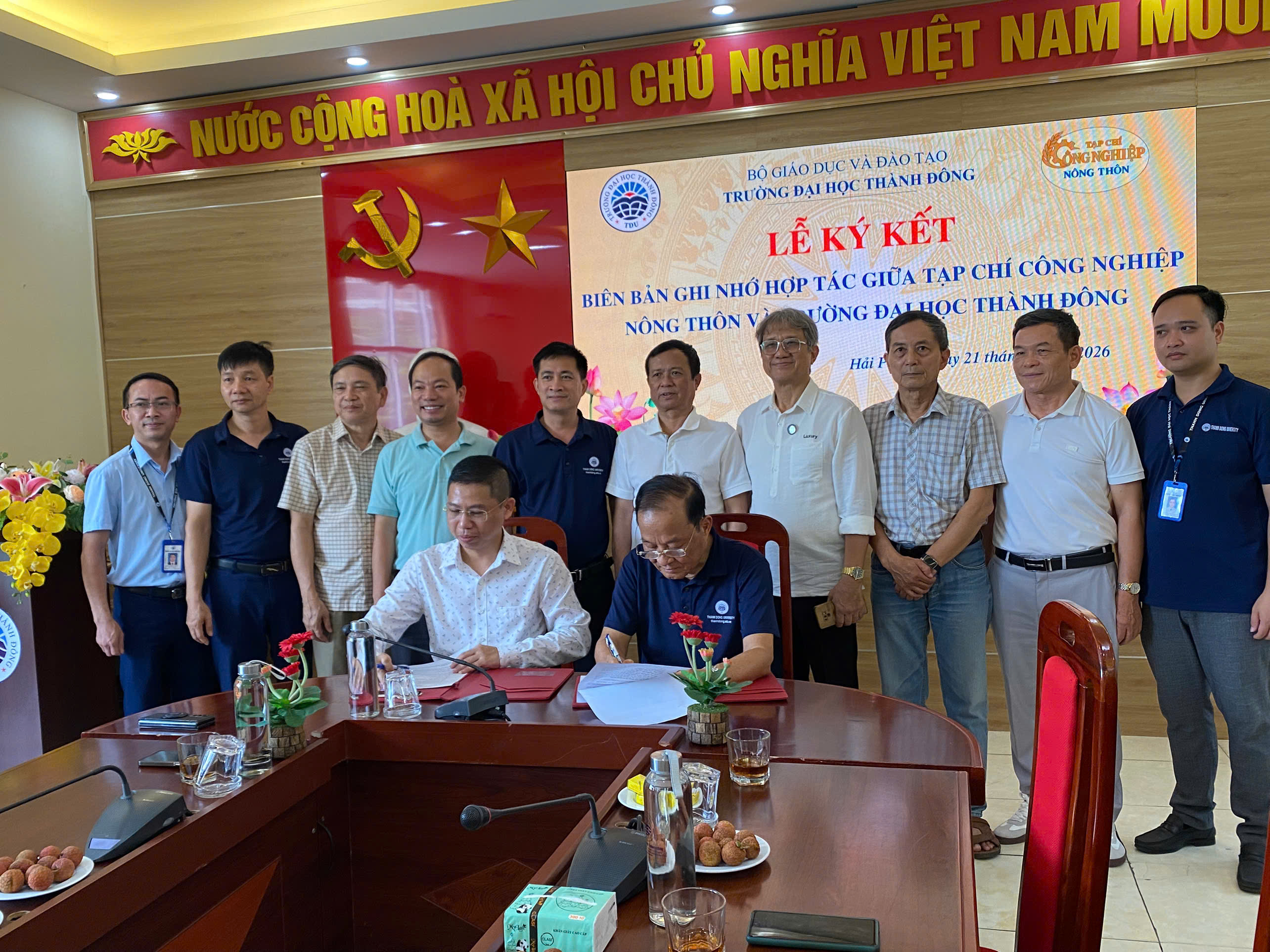 Đại diện lãnh đạo Trường Đại học Thành Đông và Tạp chí Công nghiệp Nông thôn thực hiện nghi thức ký kết Biên bản ghi nhớ hợp tác, mở ra nhiều cơ hội phối hợp trong lĩnh vực đào tạo, nghiên cứu khoa học, truyền thông và phát triển bền vững.