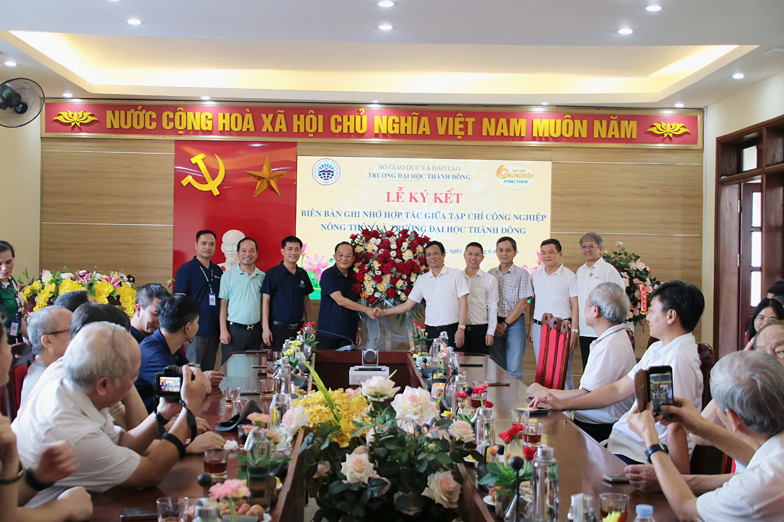 PGS, TS. Lê Văn Hùng - Chủ tịch Hội đồng trường, Hiệu trưởng Trường Đại học Thành Đông trao lẵng hoa chúc mừng TS. Lê Ngọc Ánh - Tổng Biên tập Tạp chí Công nghiệp Nông thôn nhân dịp kỷ niệm 101 năm Ngày Báo chí Cách mạng Việt Nam (21/6/1925 - 21/6/2026).