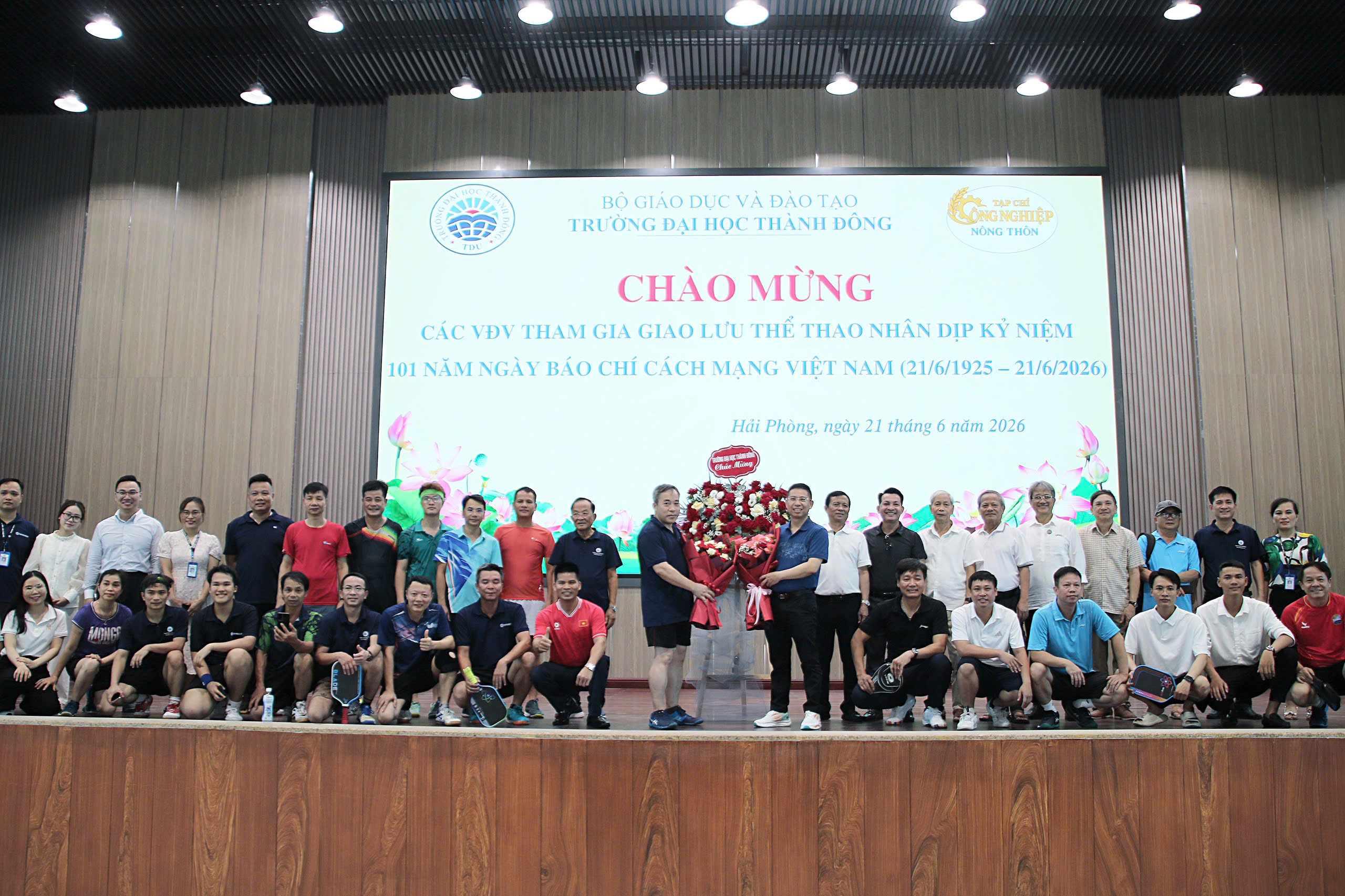Cán bộ, giảng viên, phóng viên và người lao động hai đơn vị chụp ảnh lưu niệm tại chương trình giao lưu thể dục thể thao chào mừng 101 năm Ngày Báo chí Cách mạng Việt Nam.